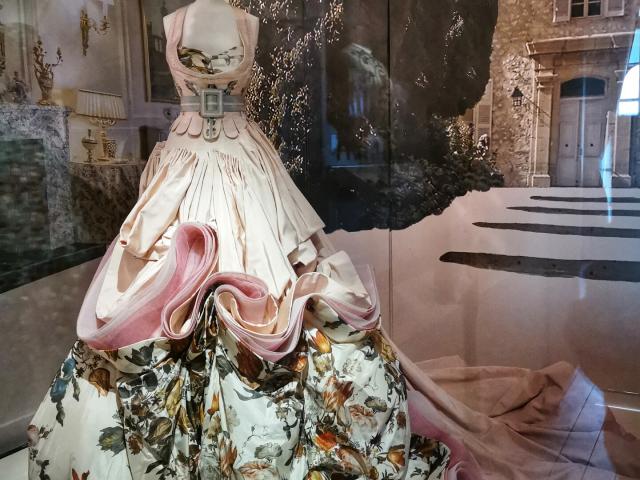 Robe exposée dans le musée Christian Dior de Granville dans le cadre de l'exposition 2021 