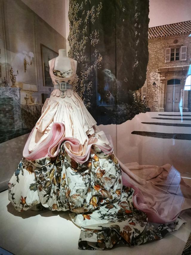 Robe exposée dans le musée Christian Dior de Granville dans le cadre de l'exposition 2021 