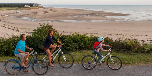 A family on a bike next to the mouth of the Thar at Saint-Pair-sur-Mer