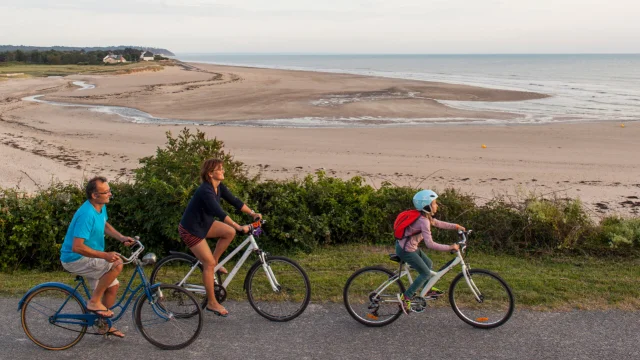 Une famille fait du vélo à côté de l'embouchure du Thar à Saint-Pair-sur-Mer