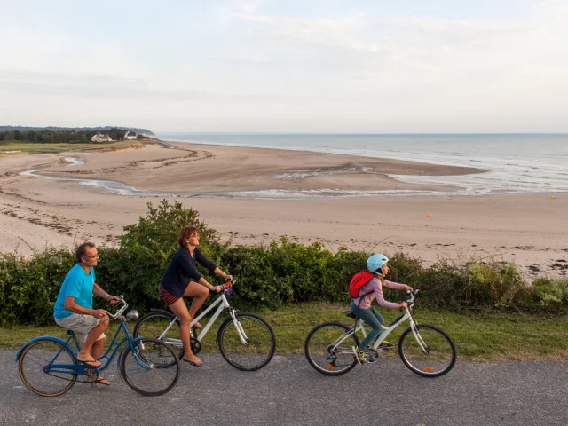 Une famille fait du vélo à côté de l'embouchure du Thar à Saint-Pair-sur-Mer