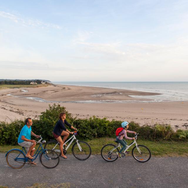 Une famille fait du vélo à côté de l'embouchure du Thar à Saint-Pair-sur-Mer