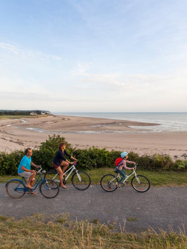 A family on a bike next to the mouth of the Thar at Saint-Pair-sur-Mer