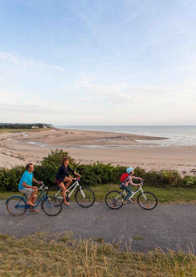 A family on a bike next to the mouth of the Thar at Saint-Pair-sur-Mer