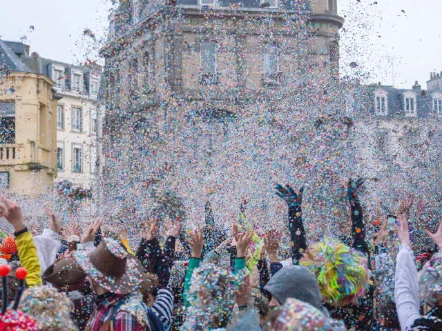 Bataille de confettis au Carnaval de Granville