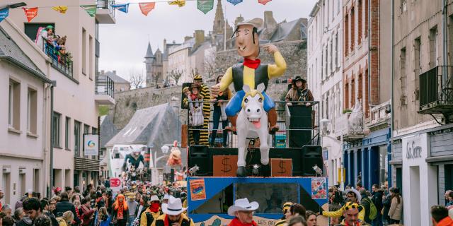 Défilé de chars au Carnaval de Granville