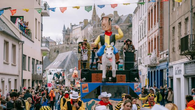 Défilé de chars au Carnaval de Granville