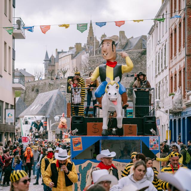 Défilé de chars au Carnaval de Granville