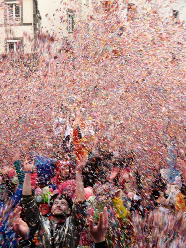 Bataille de confettis au Carnaval de Granville