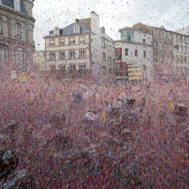 Bataille de confettis au Carnaval de Granville