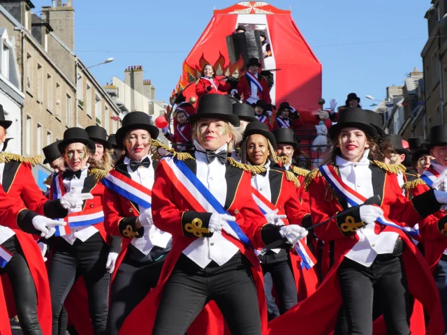 Défilé de chars au Carnaval de Granville