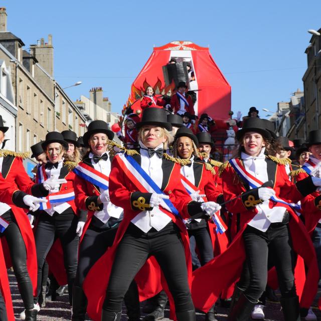 Défilé de chars au Carnaval de Granville