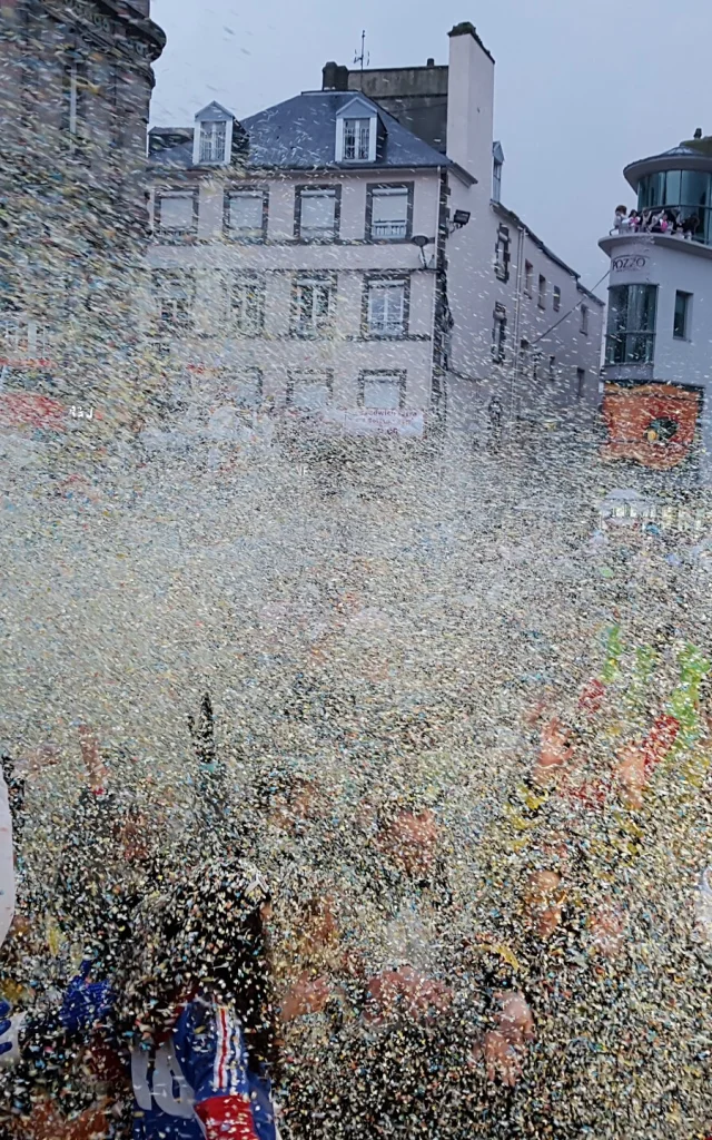 Bataille de confettis au Carnaval de Granville