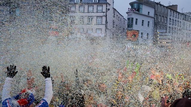 Bataille de confettis au Carnaval de Granville