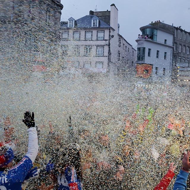 Bataille de confettis au Carnaval de Granville