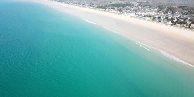 La plage de Jullouville et les eaux turquoises de la mer