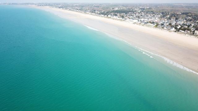 Der Strand von Jullouville und das türkisfarbene Wasser des Meeres