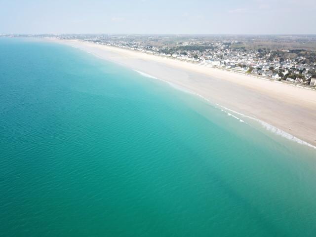 La plage de Jullouville et les eaux turquoises de la mer