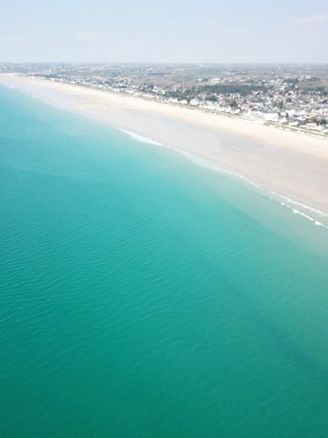 Der Strand von Jullouville und das türkisfarbene Wasser des Meeres