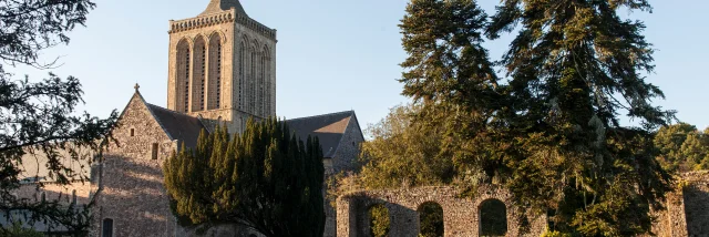 L'Abbaye de La Lucerne, une architecture du XIIe siècle dans un écrin de verdure