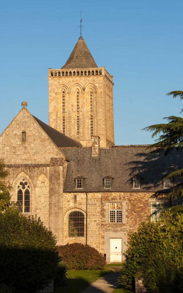 L'Abbaye de La Lucerne, une architecture du XIIe siècle dans un écrin de verdure