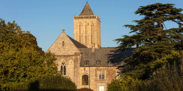 L'Abbaye de La Lucerne, une architecture du XIIe siècle dans un écrin de verdure