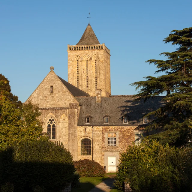 L'Abbaye de La Lucerne, une architecture du XIIe siècle dans un écrin de verdure