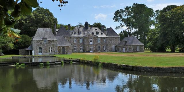 L'Abbaye de La Lucerne d'Outremer et son étang au premier plan