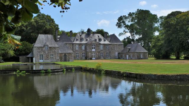 L'Abbaye de La Lucerne d'Outremer et son étang au premier plan