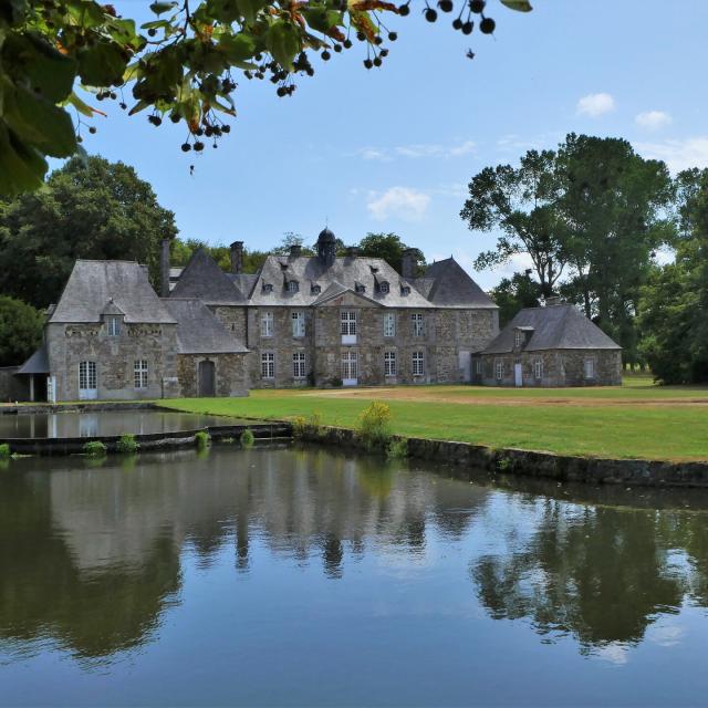 L'Abbaye de La Lucerne d'Outremer et son étang au premier plan