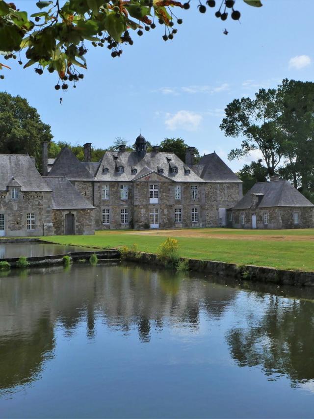 L'Abbaye de La Lucerne d'Outremer et son étang au premier plan