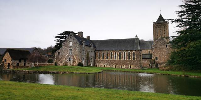 L'Abbaye de La Lucerne, une architecture du XIIe siècle dans un écrin de verdure