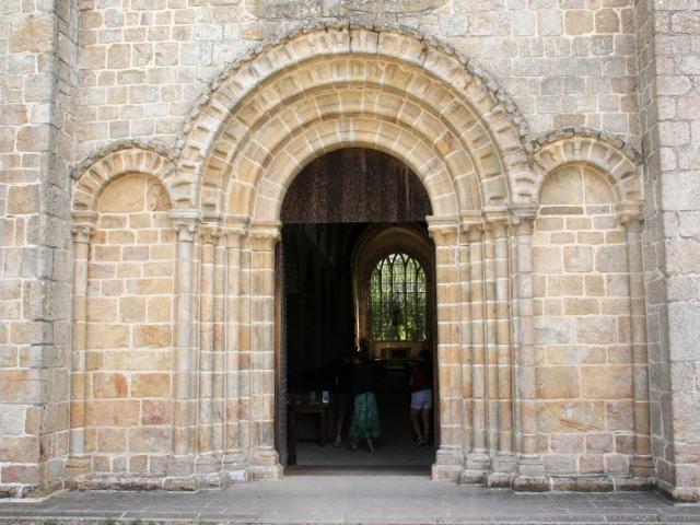 L’Abbaye de La Lucerne, fondée au XIIe siècle, bénéficie depuis plus de 60 ans d’un travail de sauvegarde et de restauration remarquable