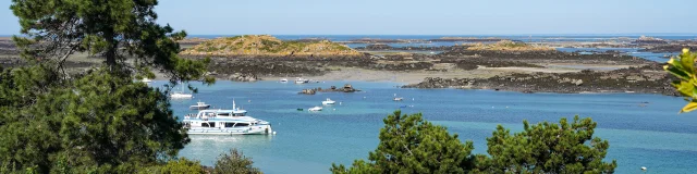 Un vedette Jolie France quitte la Grande Île de l'archipel de Chausey