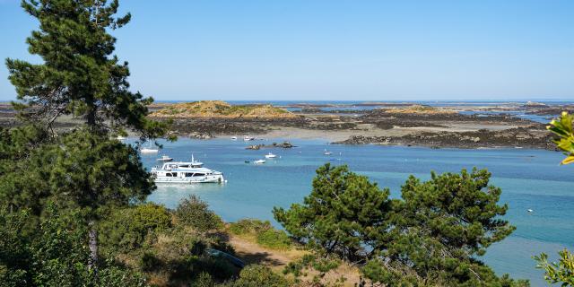 Un vedette Jolie France quitte la Grande Île de l'archipel de Chausey