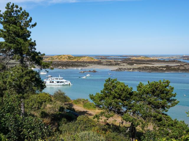 Ein Schnellboot Jolie France verlässt die Grande Île des Chausey-Archipels