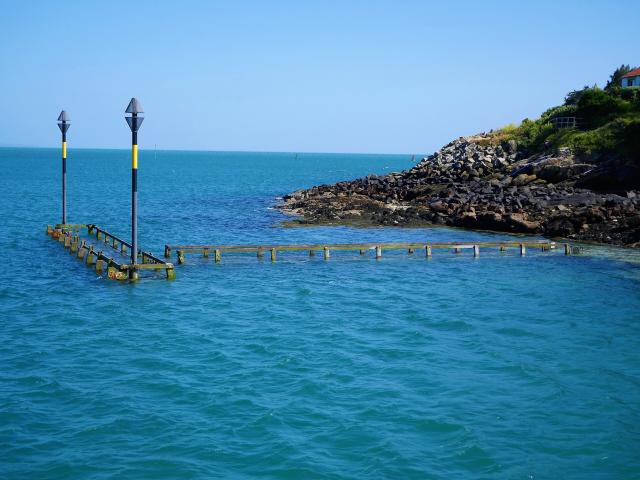 Le ponton de la Grande Île de Chausey