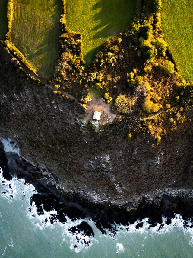 Vue aérienne de la cabane Vauban de Carolles qui se dresse sur une falaise face à la mer et à la baie du Mont Saint-Michel