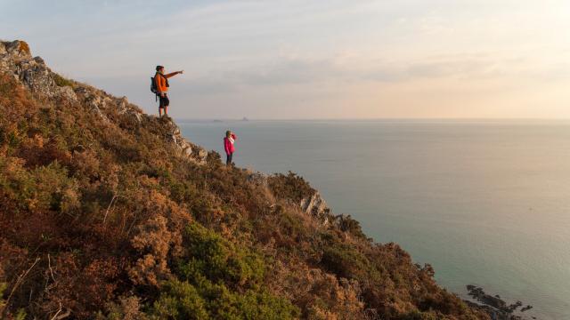 Deux randonneuses admirent la baie du Mont Saint-Michel depuis les falaises de Carolles et Champeaux