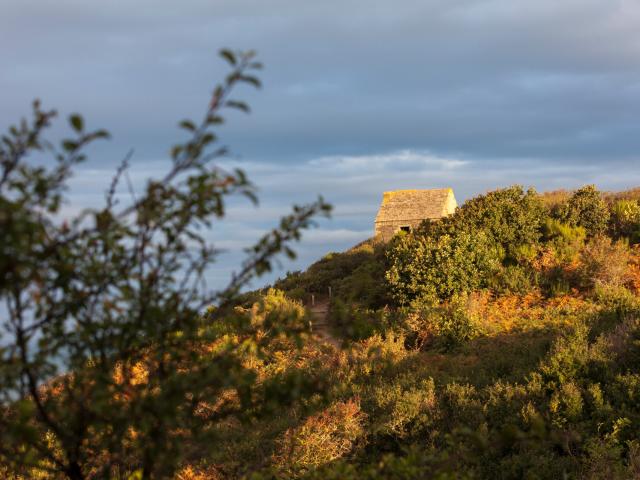 La cabane Vauban et le sentier du littoral sur les falaises de Carolles