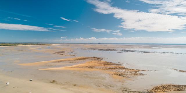 Vue sur la baie du Mont Saint-Michel à marée basse depuis les falaises de Champeaux