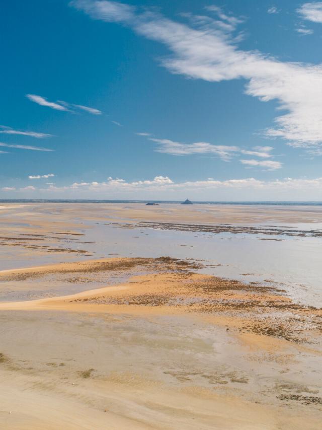 Blick auf die Bucht des Mont Saint-Michel bei Ebbe von den Klippen von Champeaux aus