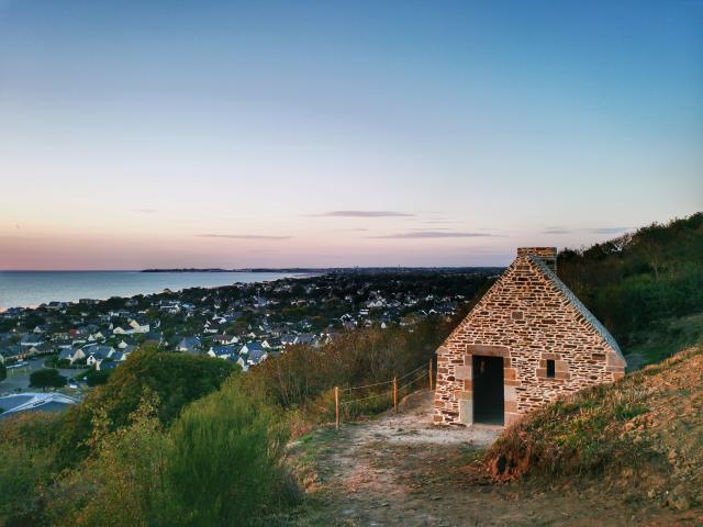 Une cabane Vauban se dresse sur les hauteurs de Jullouville avec un joli point de vue sur la baie et la pointe du Roc à Granville