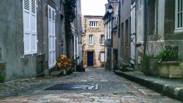 Eine Straße in der Oberstadt von Granville