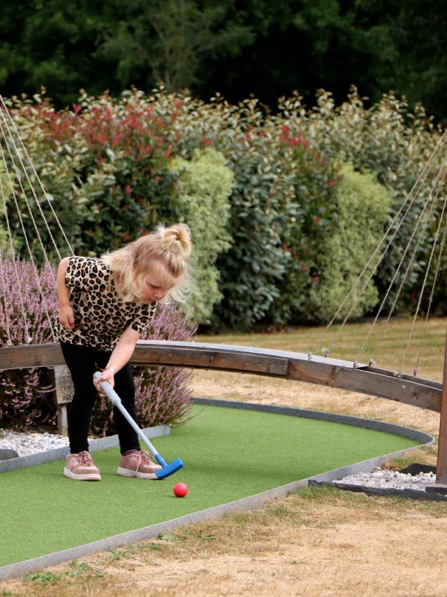 Ein kleines Mädchen Tag beim Minigolf bei Green Mini Golf