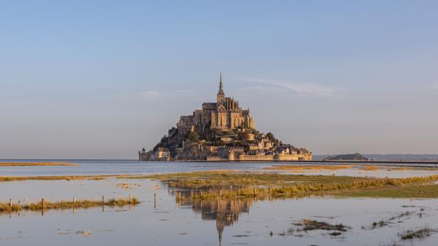 Der Mont Saint-Michel und seine Spiegelung im Wasser