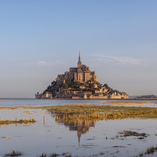 Le Mont Saint-Michel et son reflet dans l'eau