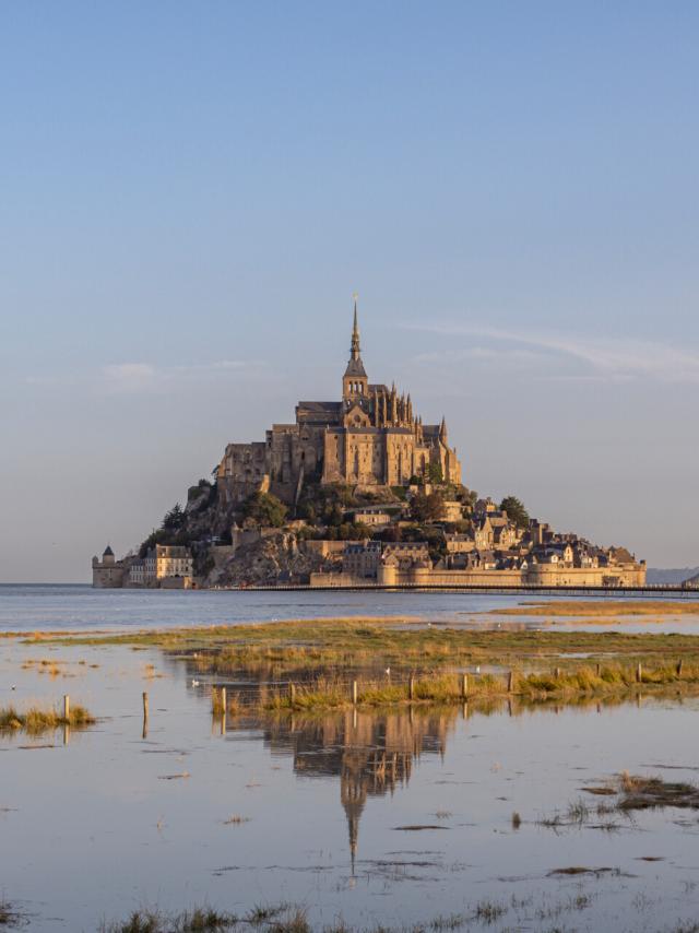 Le Mont Saint-Michel et son reflet dans l'eau