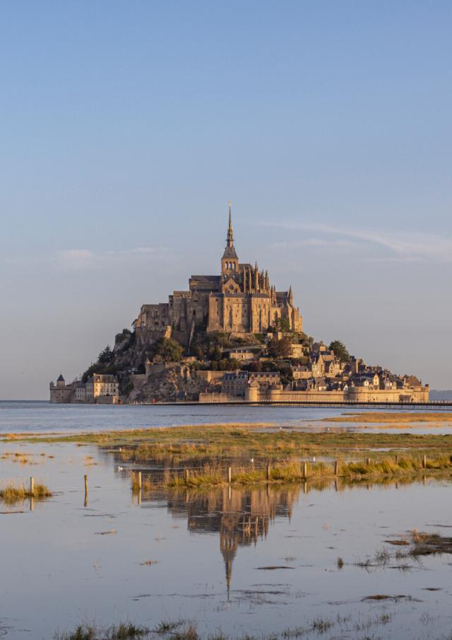 Le Mont Saint-Michel et son reflet dans l'eau