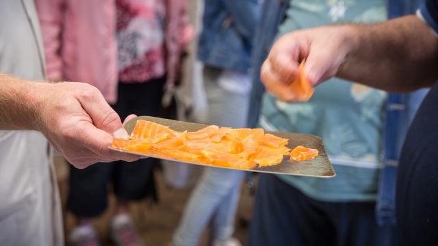 Dégustation de saumon fumé chez Le Saumonier Granville